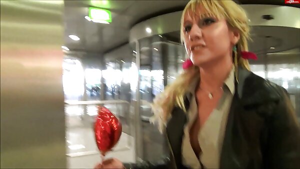 Die elegante reife kostenlose private fickfilme Frau Rafaella wird böse und masturbiert die Muschi