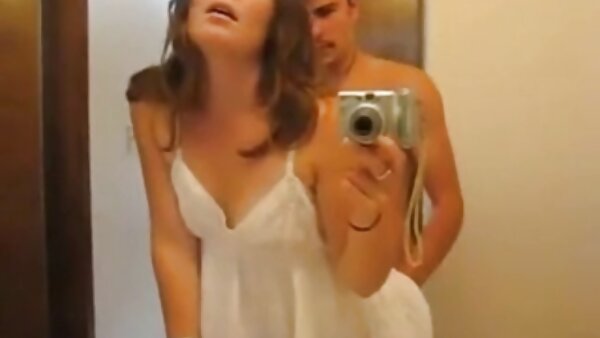 Amateur-Blondine in Strümpfen wackelt mit dem Arsch pornofickfilme und gibt sich den Kopf