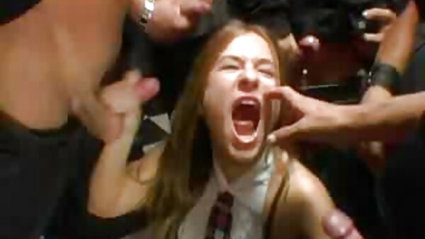 Nuttiges kurze fickfilme Küken Nikki Hearts weiß, wie man Riley Reid auf den ersten Lesbensex vorbereitet