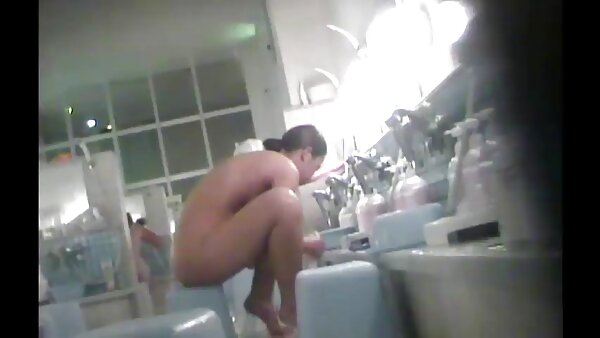 Nackte Blondine zieht Dessous aus und gibt kurze fickfilme Kameramann Blowjob