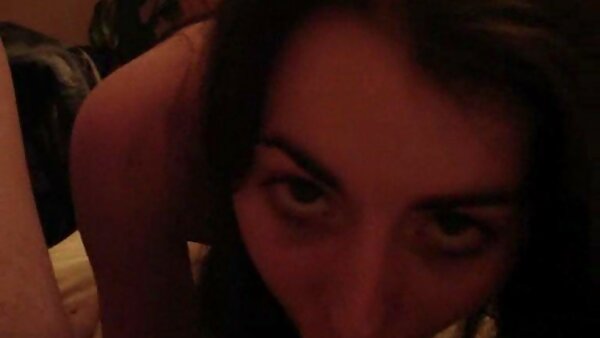 Transen-Cheerleader gibt fickfilme einem geilen Typen Deepthroat-Blowjob