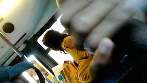 Schlanke brünette Studentin gibt einen Kopf, während sie ihre Fotze mit dem Finger reibt kostenlose fickfilme