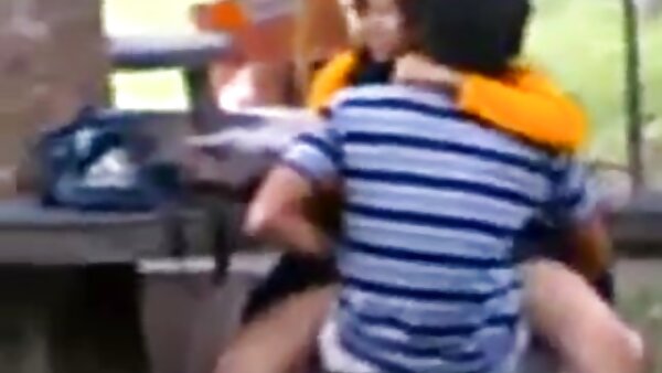 Dieses flachbrüstige Küken freie fickfilme mit geklebten Nippeln ist bereit, mehrere geile Hengste zu bedienen