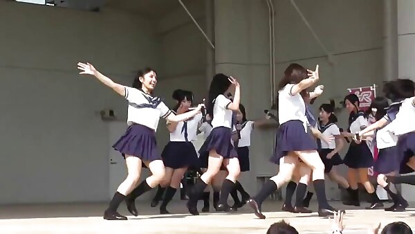 Lecker aussehender russischer brünetter Teenie beglückt Fotze kostenlose geile fickfilme mit Dildo