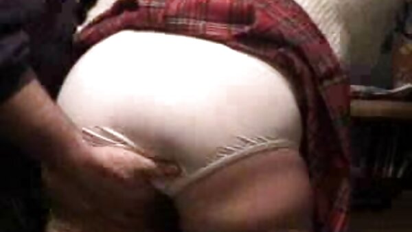 Booty Girl Ricki White kostenfreie fickfilme zieht sich verführerisch aus und zeigt ihren sexy Hintern