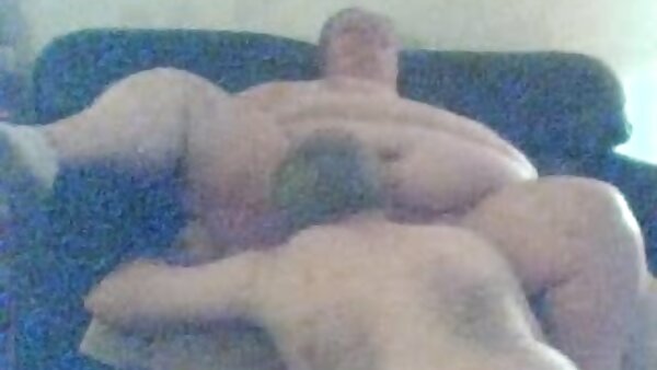 Eingeöltes Mädel wird in Hündchenstellung gefickt, bevor sie einen harten Schwanz kostenfreie fickfilme darauf reitet