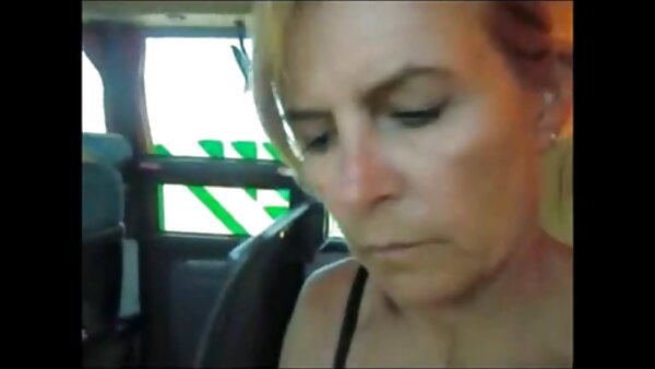 Umwerfender heißer lockiger blonder Teenie ist damit beschäftigt, zwei Schwänze kostenfreie fickfilme im Freien zu lutschen