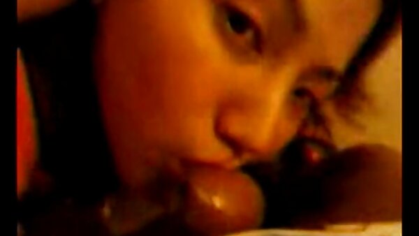 Horn gemachte brünette MILF bohrt ihre fickfilme gratis buschige Fotze mit einem Dildo