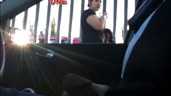 Nuttige rothaarige Russin gibt draußen fickfilme frei Doppel-Blowjob