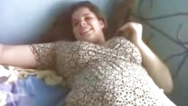Verführerisches freie fickfilme brünettes Luder mit kleinen Titten und enger Muschi freut sich über aufregendes Sexvideo
