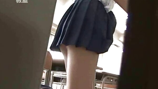 Der hübsche brünette Teenie wird in einer Hündchenstellung in ihr enges Arschloch geile fickfilme gratis gebohrt