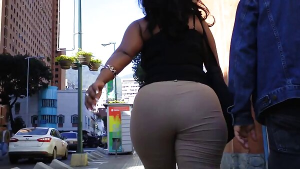 Das schöne Babe Angela Allison leckt die Muschi einer leckeren Freundin in einer Pose im kurze fickfilme 69er-Stil