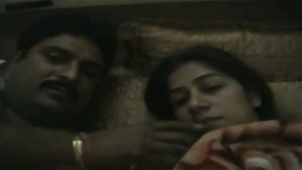 Das asiatische Mädel Sayuri Shiraishi versucht, ihre Muschi mit den Fingern zu alte fickfilme beruhigen