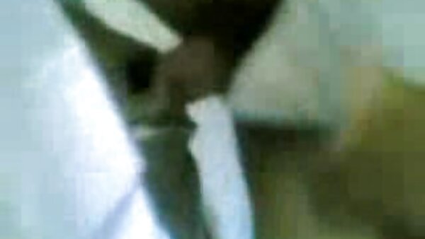 Hussy mit durchbohrtem Nabel reitet die geilsten fickfilme harten Penis rückwärts und gibt Blowjob