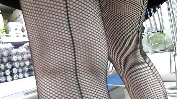 Attraktive hellhaarige Shemale wird fickfilme hart auf dem Bett gefickt