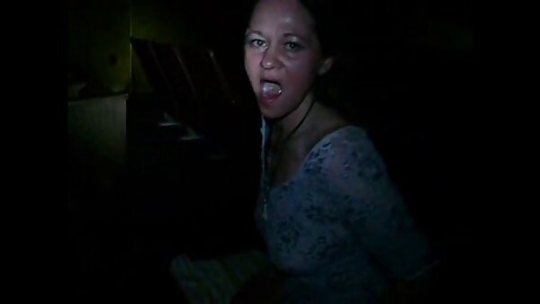 Sexy freie fickfilme Luder in Blue Jeans gibt ihrem Freund leckeren Blowjob