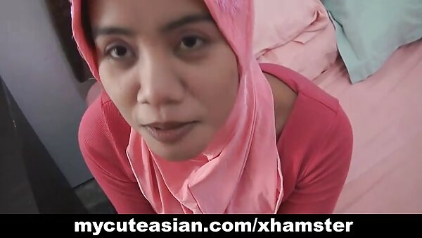 Riesige falsche Brüste der frechen MILF Nika Noir sehen fantastisch geile fickfilme aus