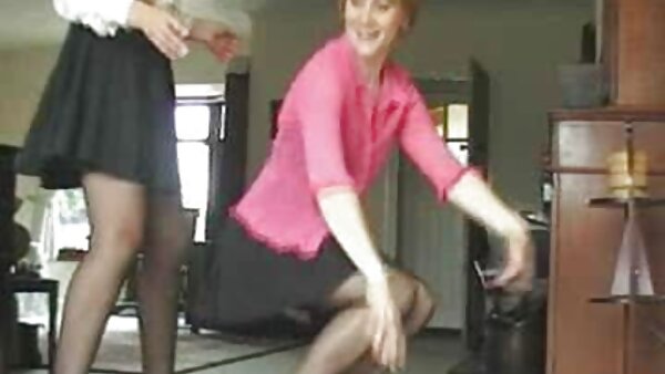 Vollbusige Blondine in Netzstrumpfhose ist eine deutsche gratis fickfilme Blowjob-Queen