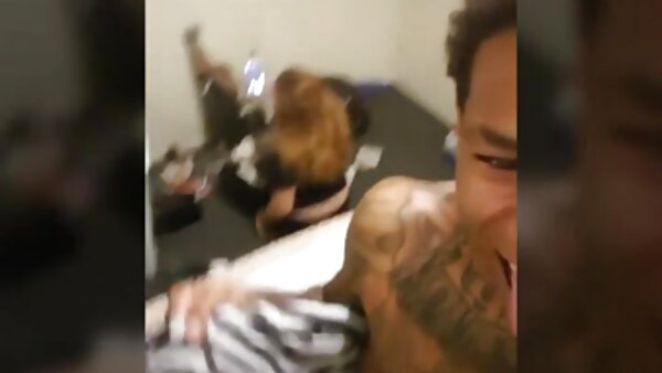 Zwei Polizistinnen ficken einen festgenommenen BBC und setzen fickfilme gratis sich nacheinander auf sein Gesicht