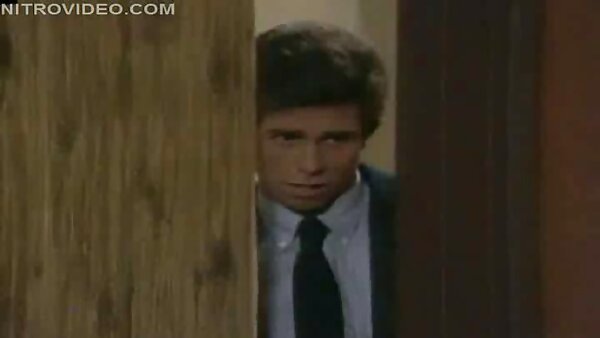 Nuttige fickfilme gratis Milf und ihre Freundin geben Glatzkopf einen Blowjob.