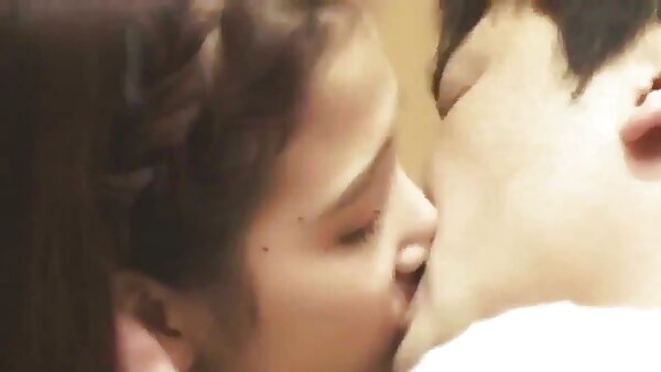 Die brünette Süße mit verbundenen Augen bekommt ihre rasierte Fotze gespielt fickfilme in hd