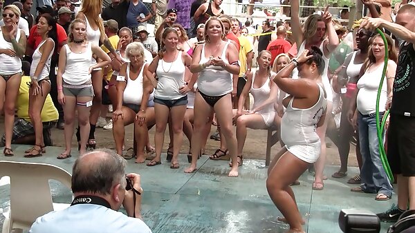 Anzügliche Blondine isst gerne leckere pornofickfilme Muschi von brünetter Freundin