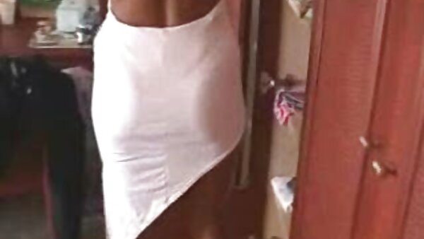 Das hinreißende brünette Luder Victoria Daniels gibt einem Typenduo einen Blowjob fickfilme free