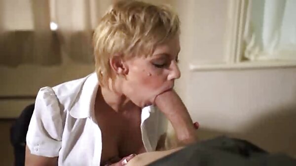 Die junge Brünette Roxie wird geile fickfilme von zwei heißblütigen Kerlen abgeschleppt und gefickt