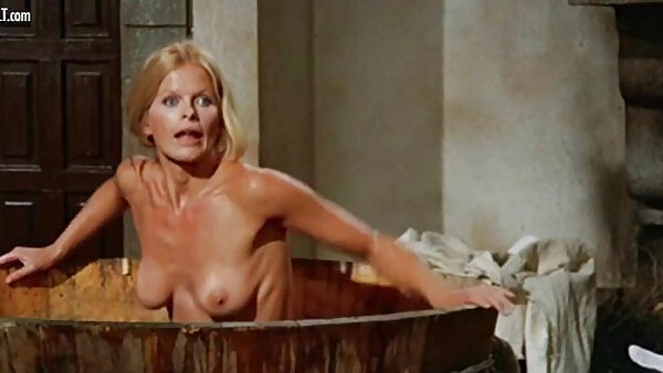 Die reife alte fickfilme Hure Marina stöhnt vor Vergnügen, während sie den Schwanz des Schülers reitet