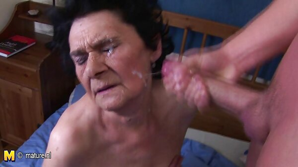 Unersättliche schwarze Hure nimmt an heißem fickfilme Gangbang-Sex-Abenteuer teil