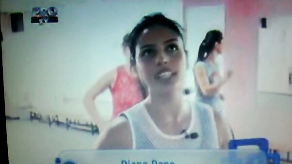 Brutzelndes brünettes Küken wird in ihrer kostenlose fickfilme haarigen Fotze im Doggystyle hart entbeint