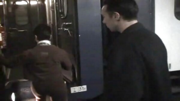 Attraktive Brünette mit schönem Arsch reitet Schwanz auf dem gratisfickfilm Boden