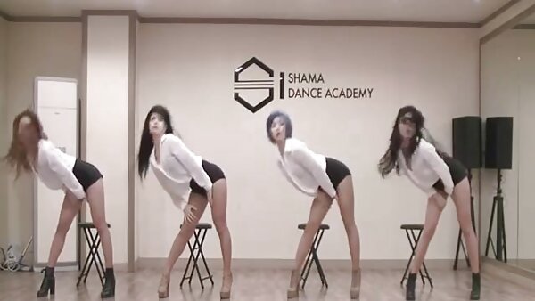 Das langhaarige Babe aus Ebenholz knallt ihre Muschi gierig mit freie fickfilme einem rosa Dildo