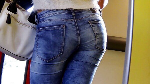 Hinternhaftes schwarzes Küken reitet riesigen Penis ihres fickfilme free vieräugigen Kerls in Cowgirl-Pose