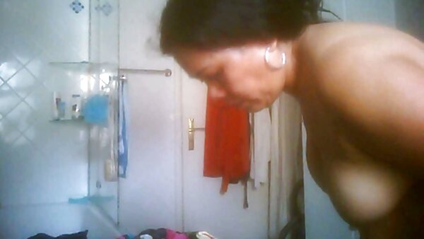 Das vollgestopfte Mädchen Liv Wild erwischte ihren Stiefvater dabei, wie er sich einen Schwanz fickfilme wichste und sich Pornovideos ansah