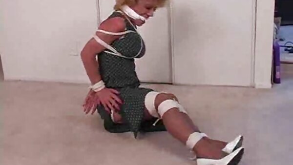 Typ spioniert Stiefschwester aus, die Kissen fickt und Muschi fingert freie fickfilme