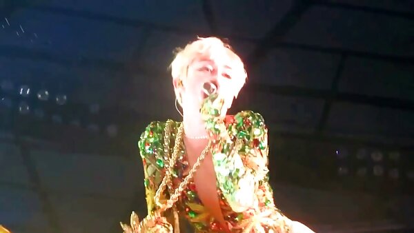 Das schlanke Luder Arwen freie fickfilme Gold macht Übungen und tobt auf einem harten und fleischigen Penis