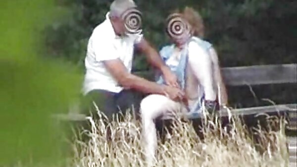 Die kurvige Blondine Jada Stevens fickfilme in deutscher sprache beugt sich auf der Couch zu einem Schwarzen vor