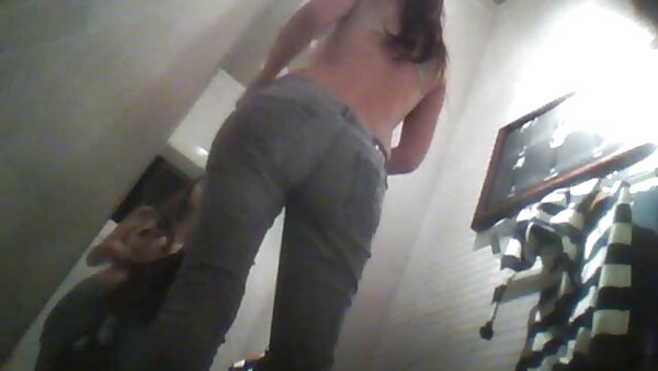 Zwei superheiße, vollbusige kostenlose fickfilme Nutten und ein durstiger Typ lieben es hart zu dritt auf dem Sofa