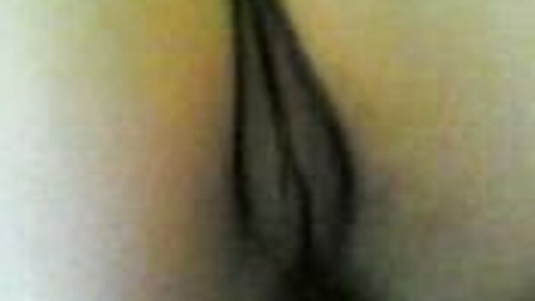 Brünette Amateurin mit gepiercten extreme fickfilme Lippen gibt Blowjob