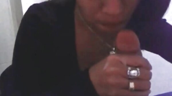 Das verführerische langbeinige und große Luder zeigt ihr Höschen unter geile fickfilme dem Rock