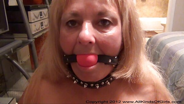 Die verwöhnte alte fickfilme brünette Mutter zeigt dem geilen Kerl ihre übergroßen Titten