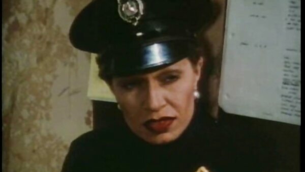 Geile Mami mit haariger Muschi liebt deutsche fickfilme kostenlos es, ihr Spiegelbild zu beobachten, während sie Schwänze lutscht