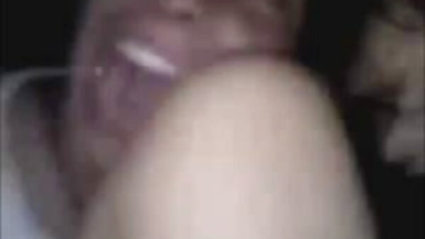 Sexy blonder Kopf mit großen Möpsen spielt deutsche kostenlose fickfilme mit ihrer rasierten Muschi