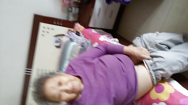 Nikita und ihre geile Freundin wollen schnellen Lesbensex haben, während fickfilme gratis niemand in der Nähe ist