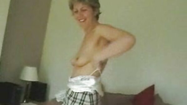 Junge fickfilme Brünette in ouvert Netzstrumpfhose verführt alte Schlampe Lara