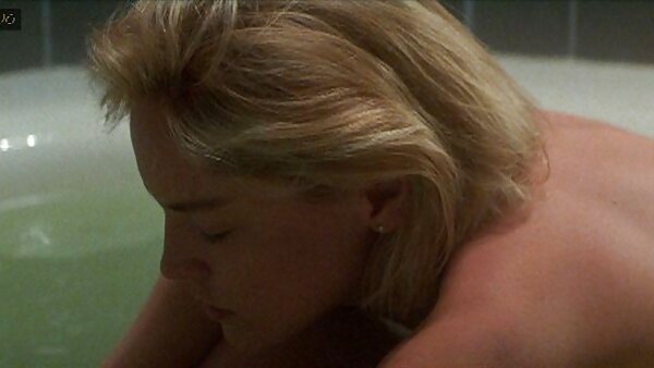 Vollbusig gebräuntes fickfilme gratis Luder tanzt auf Runden und ihre Möpse hüpfen