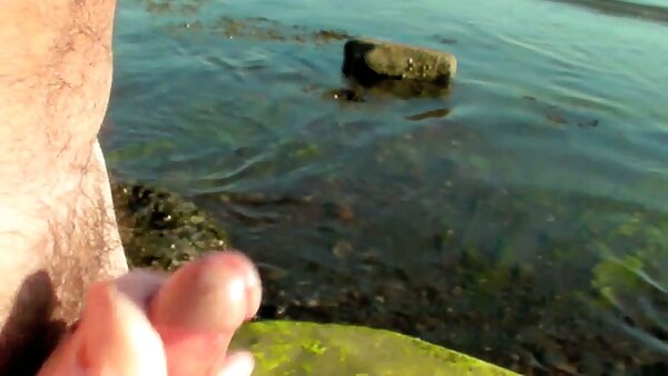 Retro-Hure fickfilme wird von zwei geilen Kerlen in den Hals gefickt