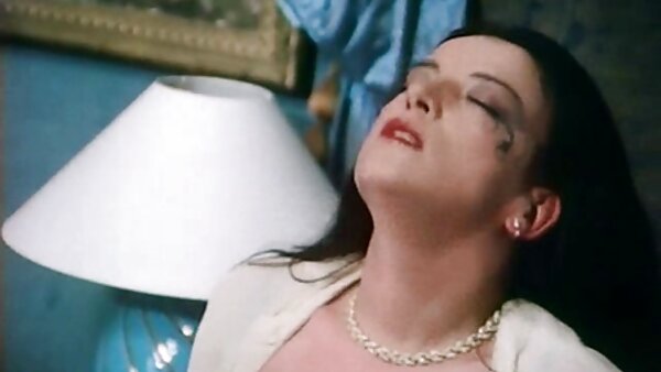 Brutaler Typ fickt seine astastische schwarzhaarige Schlampe mit rotem Sexspielzeug geile fickfilme gratis in den Arsch