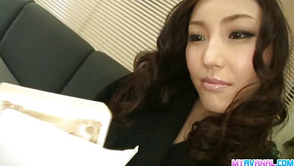 Hübscher rothaariger Teenie geile fickfilme in Kniestrümpfen gibt leckeren Blowjob in der Küche